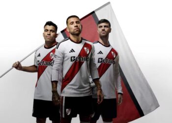River Plate presentó su nueva camiseta para la temporada inspirada “en uno de los primeros escudos” del club