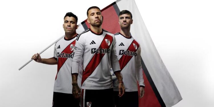 River Plate presentó su nueva camiseta para la temporada inspirada “en uno de los primeros escudos” del club