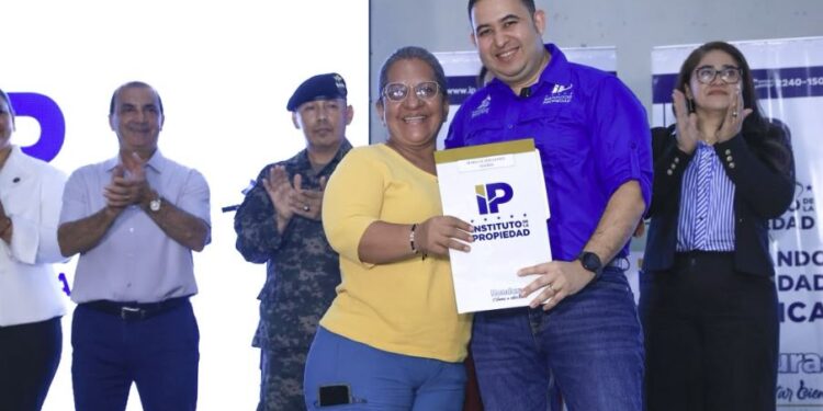 IP cumple el sueño de miles de familias hondureñas al entregarles títulos de propiedad en San Pedro Sula