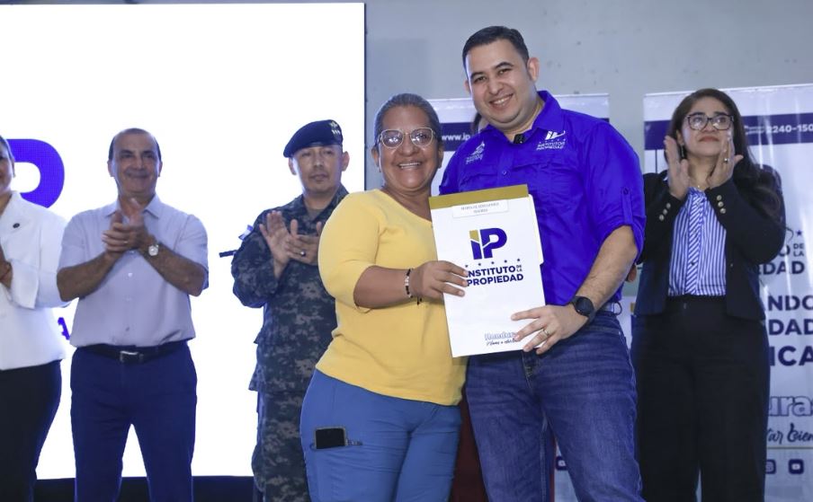 IP cumple el sueño de miles de familias hondureñas al entregarles títulos de propiedad en San Pedro Sula