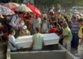 ¡Desgarrador! Sepultan a las seis víctimas del incendio en los bordos de Esquipulas