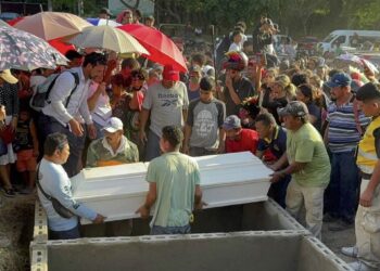 ¡Desgarrador! Sepultan a las seis víctimas del incendio en los bordos de Esquipulas