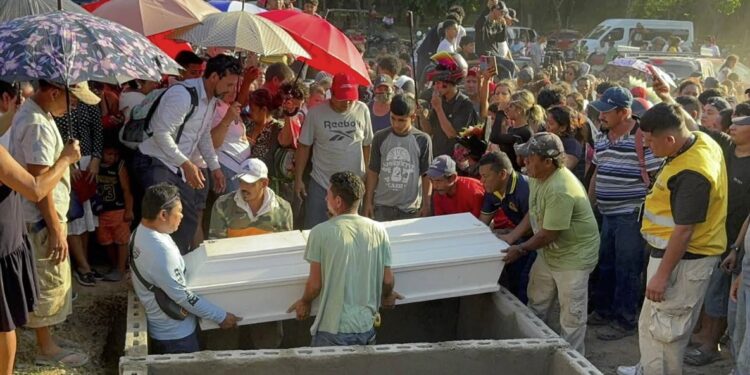 ¡Desgarrador! Sepultan a las seis víctimas del incendio en los bordos de Esquipulas