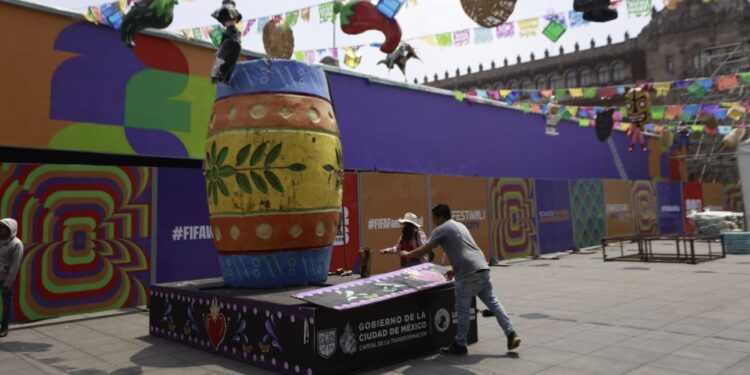 Comienzan a desmantelar decoraciones del Fan Fest del Zócalo; más de 100 mil aficionados acudieron al corazón de la ciudad