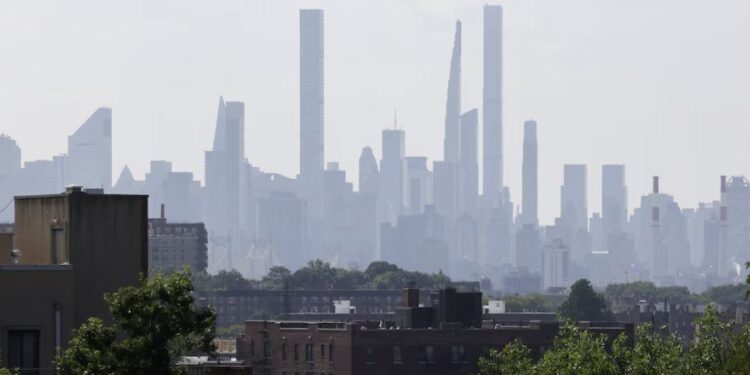 Las autoridades monitorean si el humo de los incendios en Canadá permitirá jugar la final del Mundial entre Argentina y España