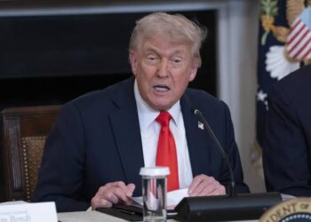 Trump resucita su plan para negar la residencia permanente en EE.UU. por uso de programas públicos
