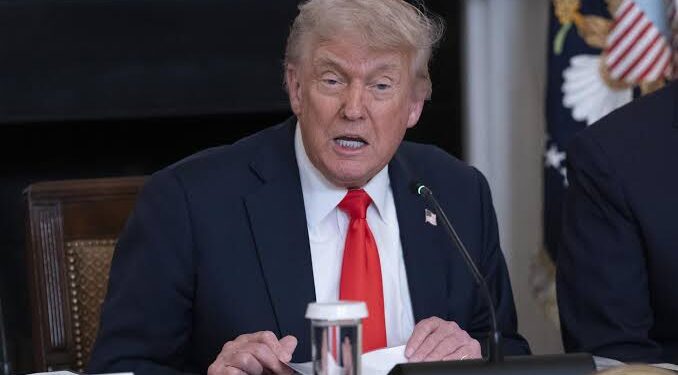 Trump resucita su plan para negar la residencia permanente en EE.UU. por uso de programas públicos