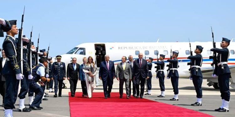 El presidente de Panamá aterriza en Perú para asistir a la investidura de Keiko Fujimori