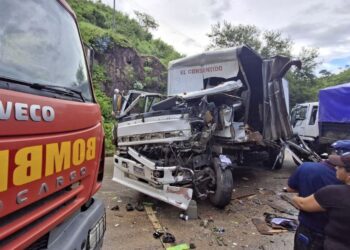 Aparatoso accidente de tránsito deja daños materiales en Cruz Grande, carretera a La Libertad, Comayagua