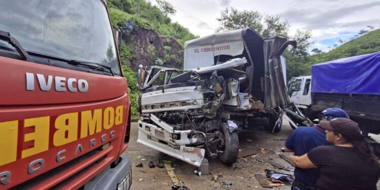 Aparatoso accidente de tránsito deja daños materiales en Cruz Grande, carretera a La Libertad, Comayagua