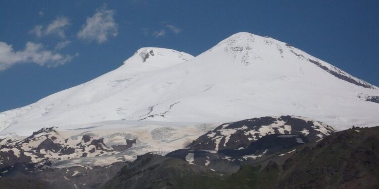 Cinco alpinistas pierden la vida en el Monte Elbrus, el pico más alto de Europa