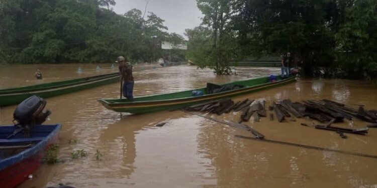Río Kruta provoca emergencia en La Mosquitia: 6,000 familias afectadas y 22 comunidades aisladas