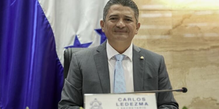 CN deducirá el salario a una docena de diputados que no asistieron a sesión
