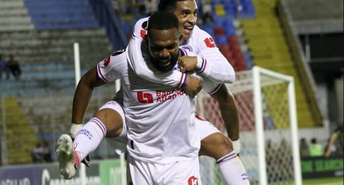 Olimpia debuta con pie derecho en la Copa Centroamericana y derrota 2-0 al Deportivo Mixco
