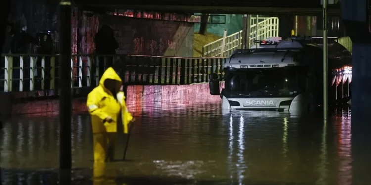Suben a cuatro los muertos por temporal en Chile y declaran la alerta roja en Valparaíso