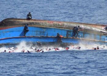 Una mujer muerta y 15 inmigrantes hospitalizados de una barcaza rescatada en España