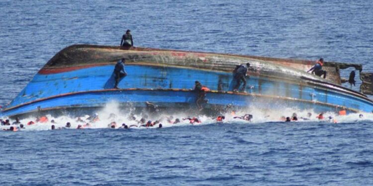 Una mujer muerta y 15 inmigrantes hospitalizados de una barcaza rescatada en España