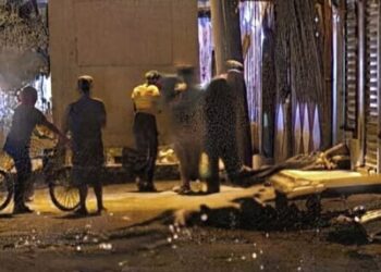 Sujetos armados asesinan a un hombre que quedó tendido en una acera de Choca Prieta en Tocoa, Colón