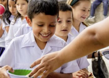 Estados Unidos destina $40 millones para reforzar la alimentación escolar en Honduras y beneficiar a 96 mil niños