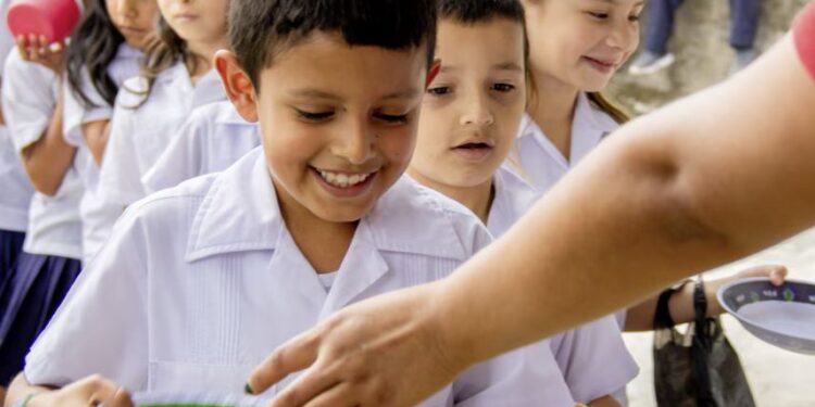 Estados Unidos destina $40 millones para reforzar la alimentación escolar en Honduras y beneficiar a 96 mil niños