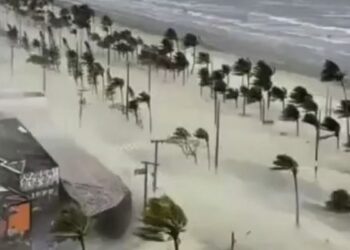 Graves daños por fuertes vientos huracanados en Madureira Río de Janeiro, Brasil