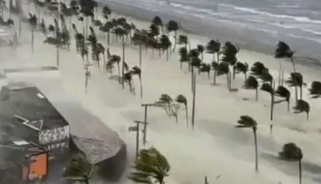 Graves daños por fuertes vientos huracanados en Madureira Río de Janeiro, Brasil