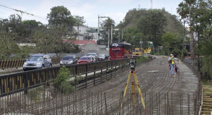 Autoridades supervisan el progreso del puente de Germania, una obra clave para la movilidad de la capital