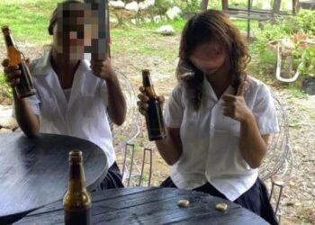 ¡Salud compañeras! Supuestas estudiantes posan con cerveza en mano