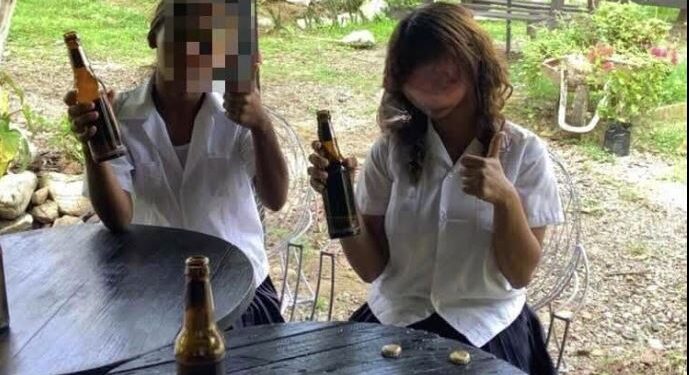 ¡Salud compañeras! Supuestas estudiantes posan con cerveza en mano