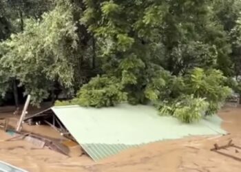 Una persona muere y más de 75 son rescatadas por inundaciones repentinas en Texas