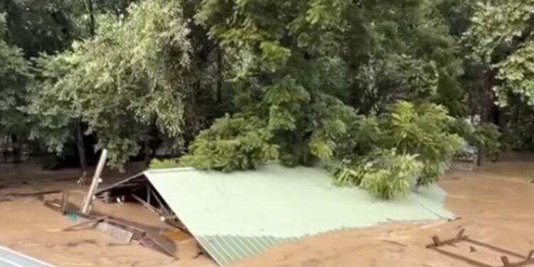 Una persona muere y más de 75 son rescatadas por inundaciones repentinas en Texas