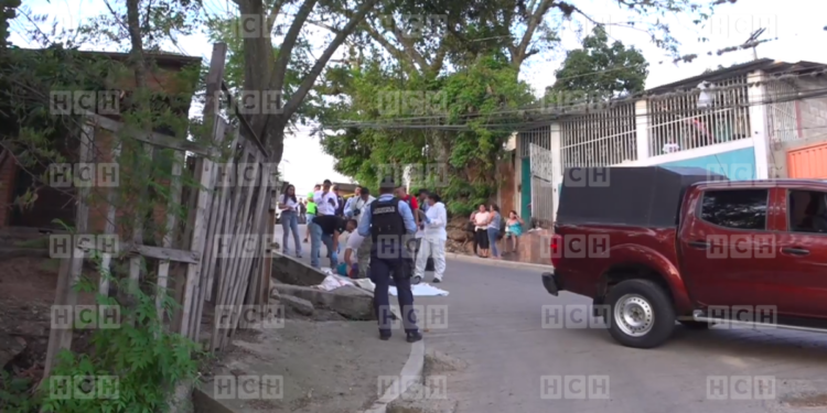 ¡La sangre sigue derramándose! Matan a un hombre cerca de una iglesia en la violenta colonia Villa Nueva de la capital