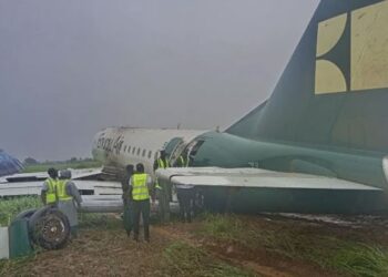 ¡QUE SUSTO! Avión de gran envergadura se salió de la pista en el aeropuerto de Benin, Nigeria