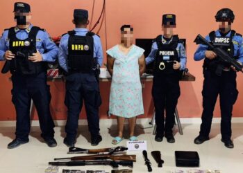 La agarraron en camisón y con un poderoso arsenal en Catacamas, Olancho
