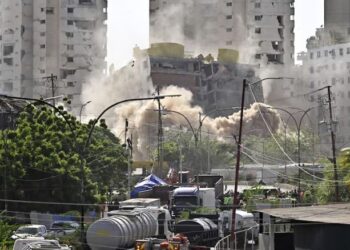 Más de un mes después del doble terremoto, Venezuela inició la demolición de edificios inestables en La Guaira
