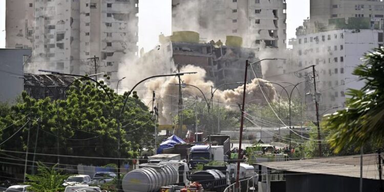 Más de un mes después del doble terremoto, Venezuela inició la demolición de edificios inestables en La Guaira
