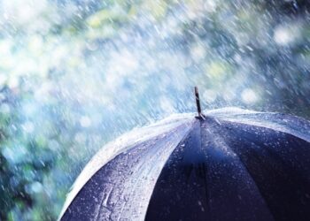 ¡A sacar el paraguas! Onda tropical y vaguada provocarán lluvias este sábado en sectores de Honduras