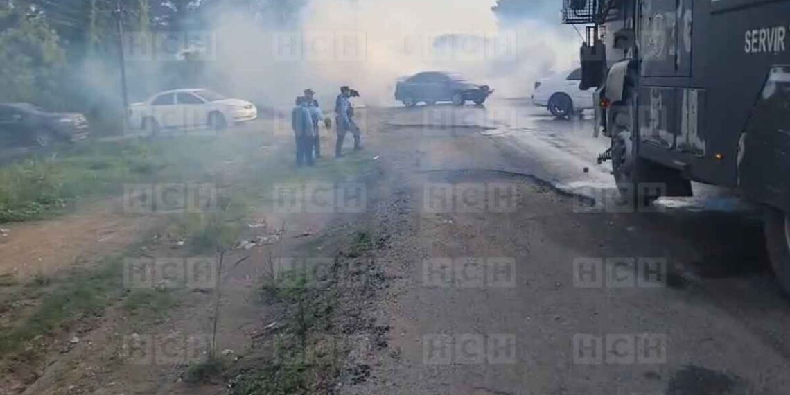 ¡Batalla campal! Con gas lacrimógeno desalojan toma de carretera en El Progreso