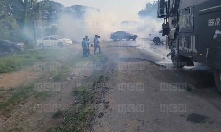 ¡Batalla campal! Con gas lacrimógeno desalojan toma de carretera en El Progreso también hubo pedradas