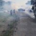 ¡Batalla campal! Con gas lacrimógeno desalojan toma de carretera en El Progreso