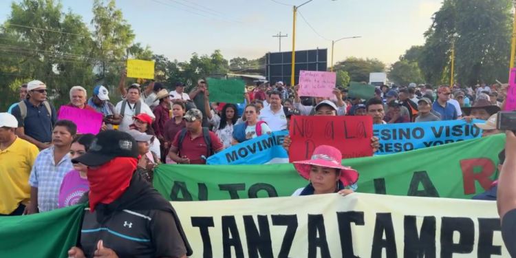 ¡Con un rosario de exigencias! Campesinos protestan contra lo que ellos consideran “leyes nefastas para el pueblo”