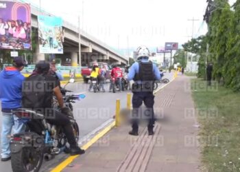 ¡Desgracia! Motociclista perece al intentar capearse una mujer y su hijo en bulevar Suyapa