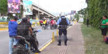 ¡Desgracia! Motociclista perece al intentar capearse una mujer y su hijo en bulevar Suyapa