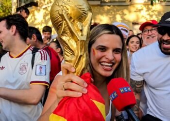 ¡Locura total en España! HCH le muestra la euforia por la conquista del Mundial