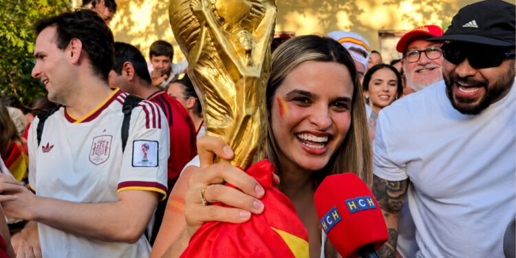 ¡Locura total en España! HCH le muestra la euforia por la conquista del Mundial