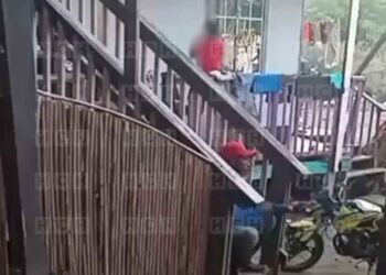 ¡Monstruoso castigo! Indignan imágenes de una menor amarrada del cuello por su padrastro