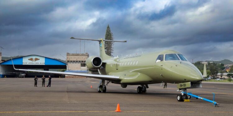 ¡Ojalá no lo regalen! Solo dos empresas competirán por el avión presidencial en la subasta