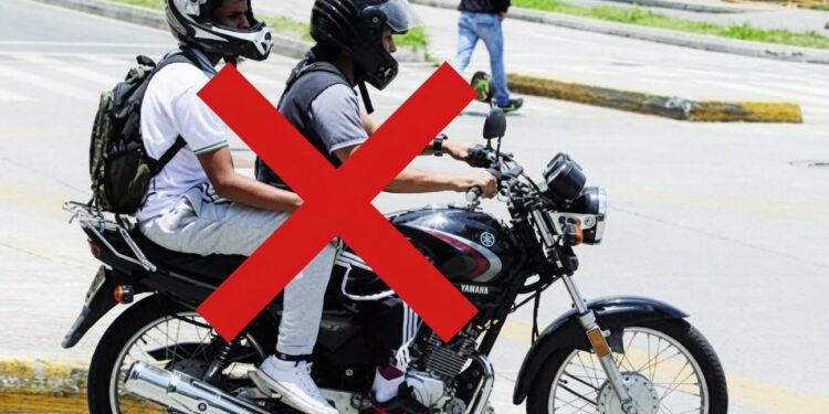 ¡Polémica medida! Guaimaca prohíbe dos en moto para combatir el crimen, pero también obliga a circular sin casco