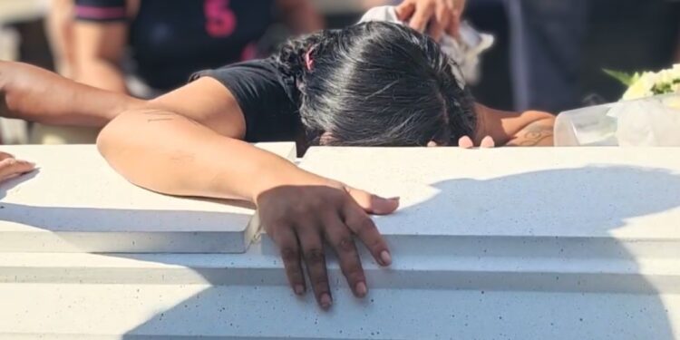 ¡Solo el dolor queda! Entre desgarradoras escenas despiden a las seis víctimas del incendio que enlutó a San Pedro Sula