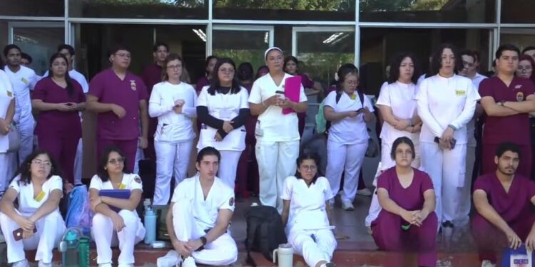 ¡Tomada la UNAH-VS! Estudiantes de medicina exigen más aulas y más docentes